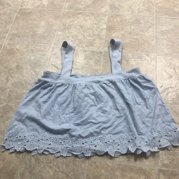 ‼️$5 Sale‼️🌻 H&M Light Blue Floral Trim Tank Top - Picture 2 of 6